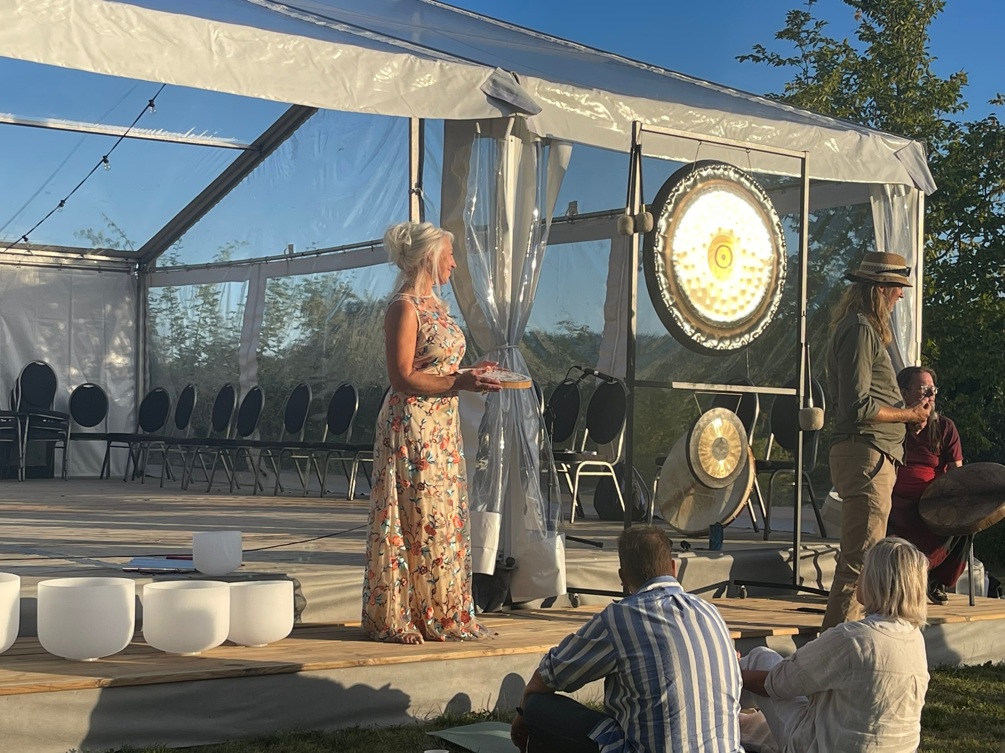 Aurelina performing with crystal singing bowls and gongs at Hälsofestivalen Wenngarn 2024